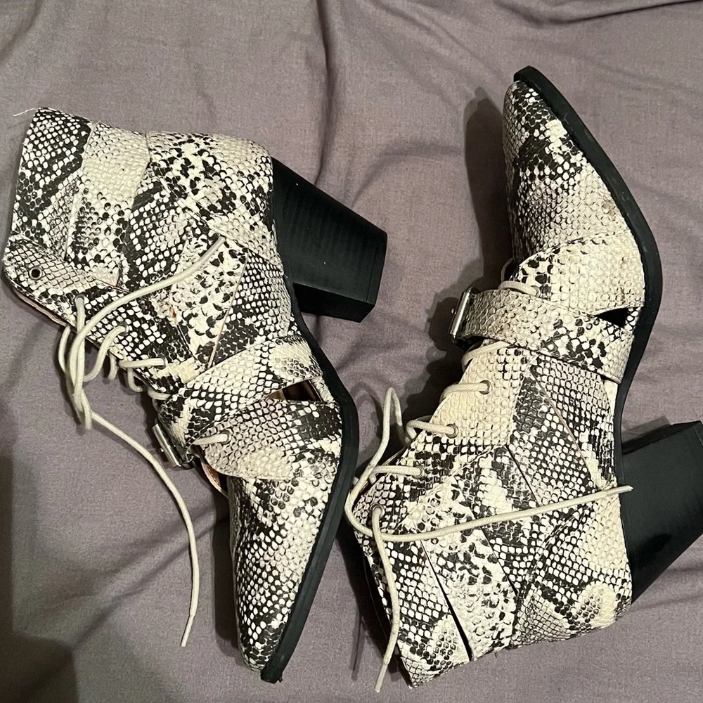 Qupid (Miss Lola) Snakeskin Booties Size 8.5 - Picture 4 of 5